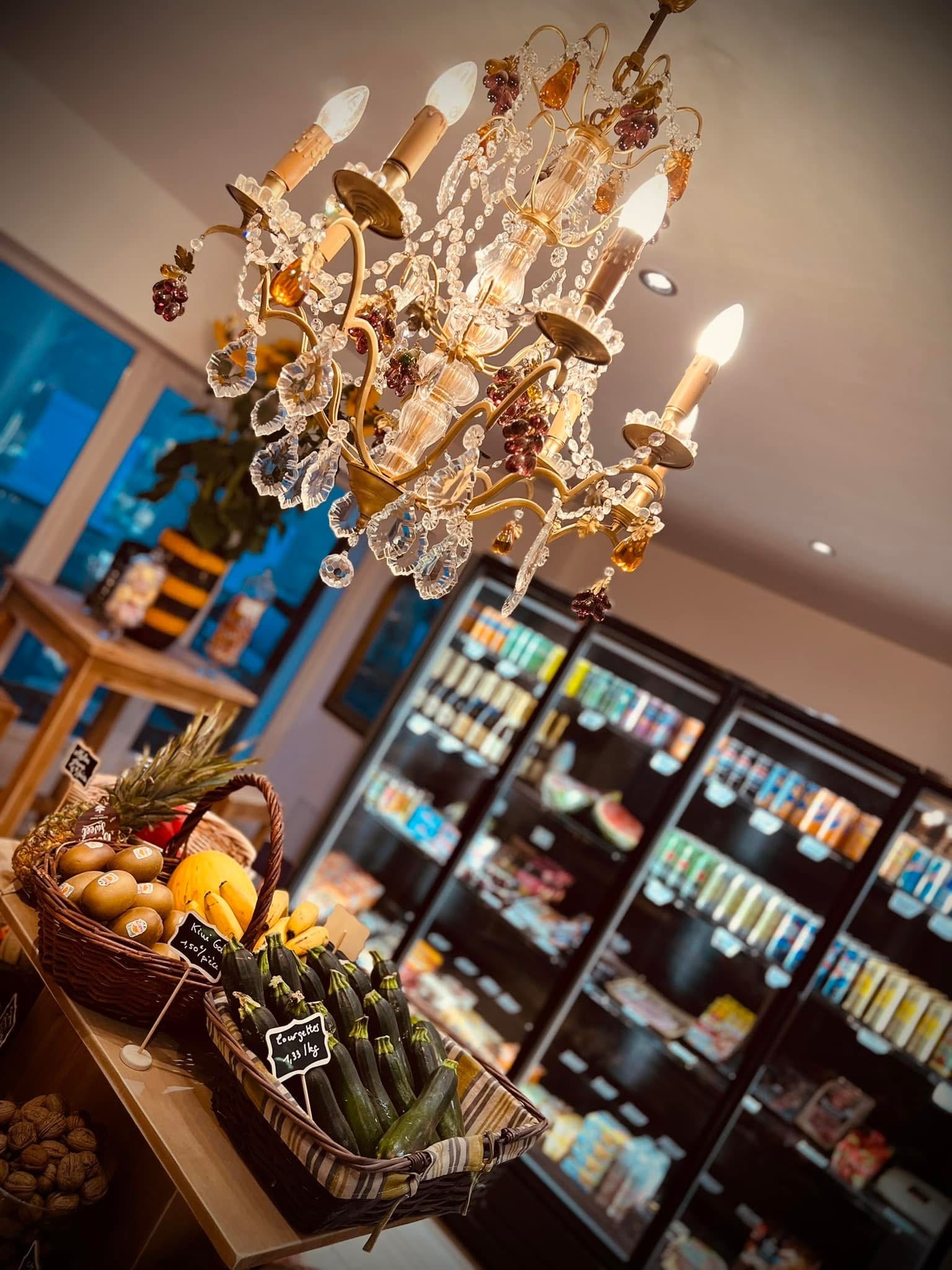 Lustre en cristal doré au-dessus des corbeilles de légumes
