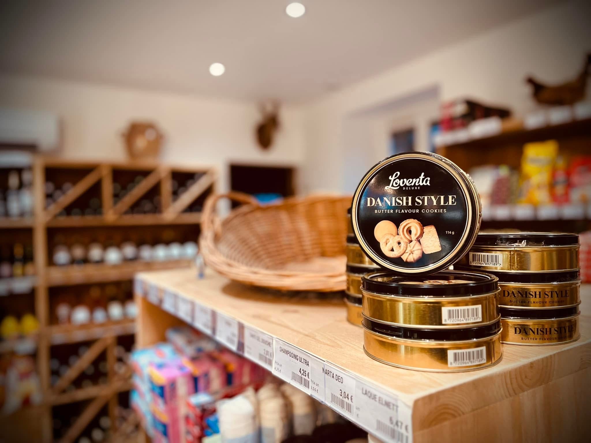 Biscuits danois en boîtes dorées en rayon
