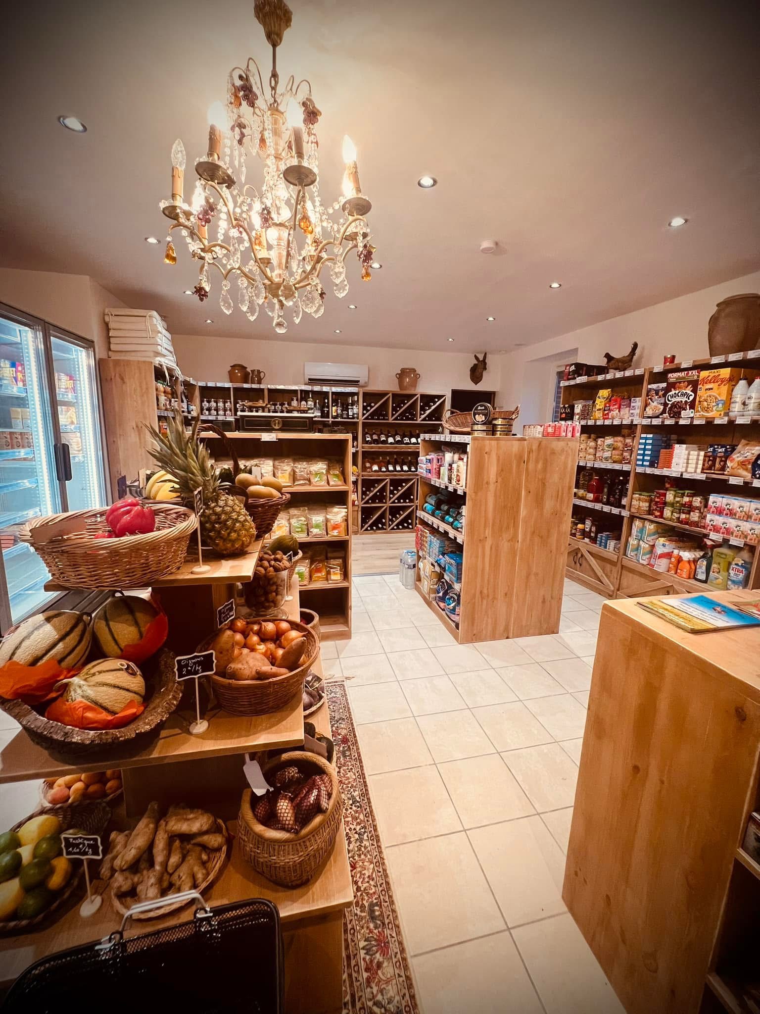 Intérieur de l'épicerie avec sélection de produits locaux