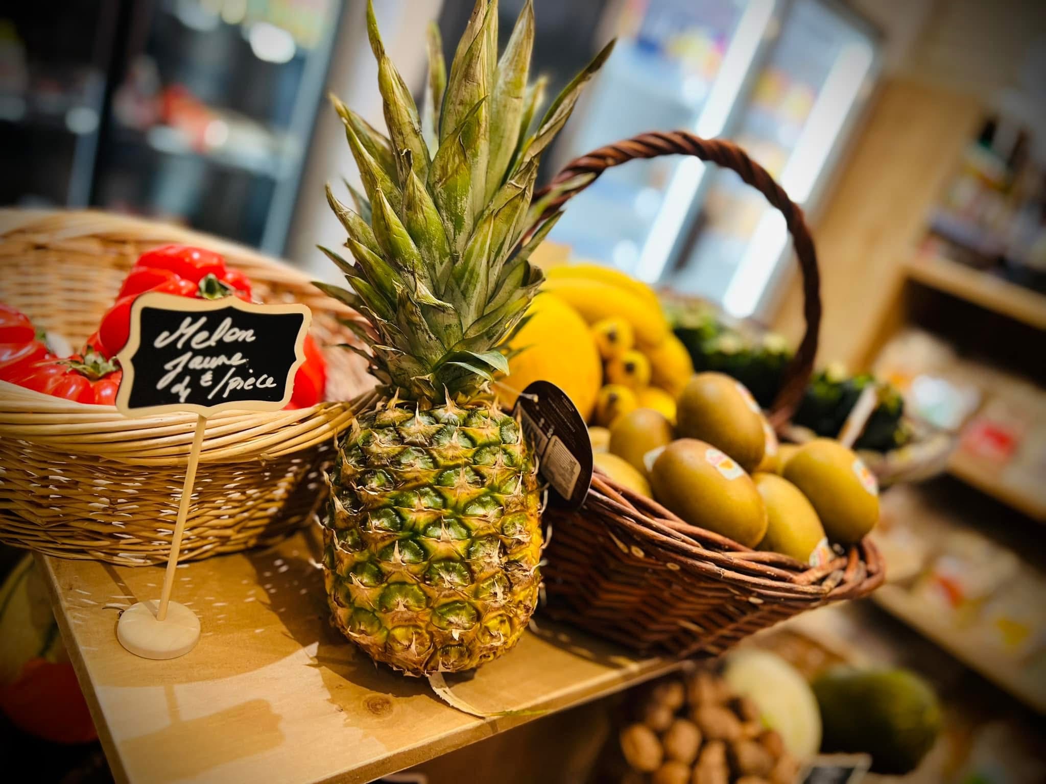 Fruits frais : ananas, melons et fruits tropicaux