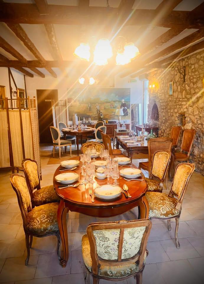 Salle de restaurant avec tables rondes et chaises Louis XV