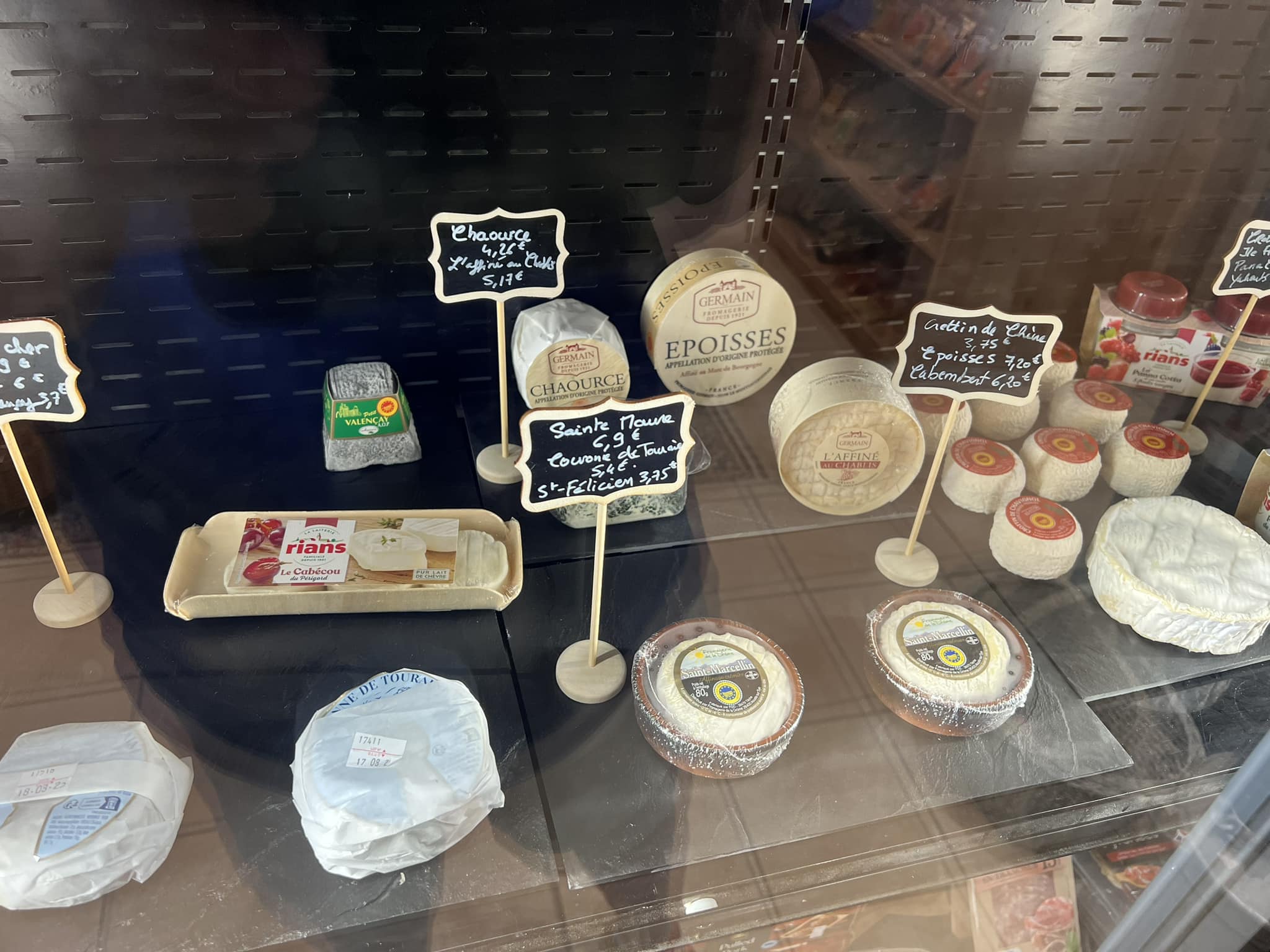 Vitrine fromagerie : Époisses, Chaource, Saint-Félicien, Brie…