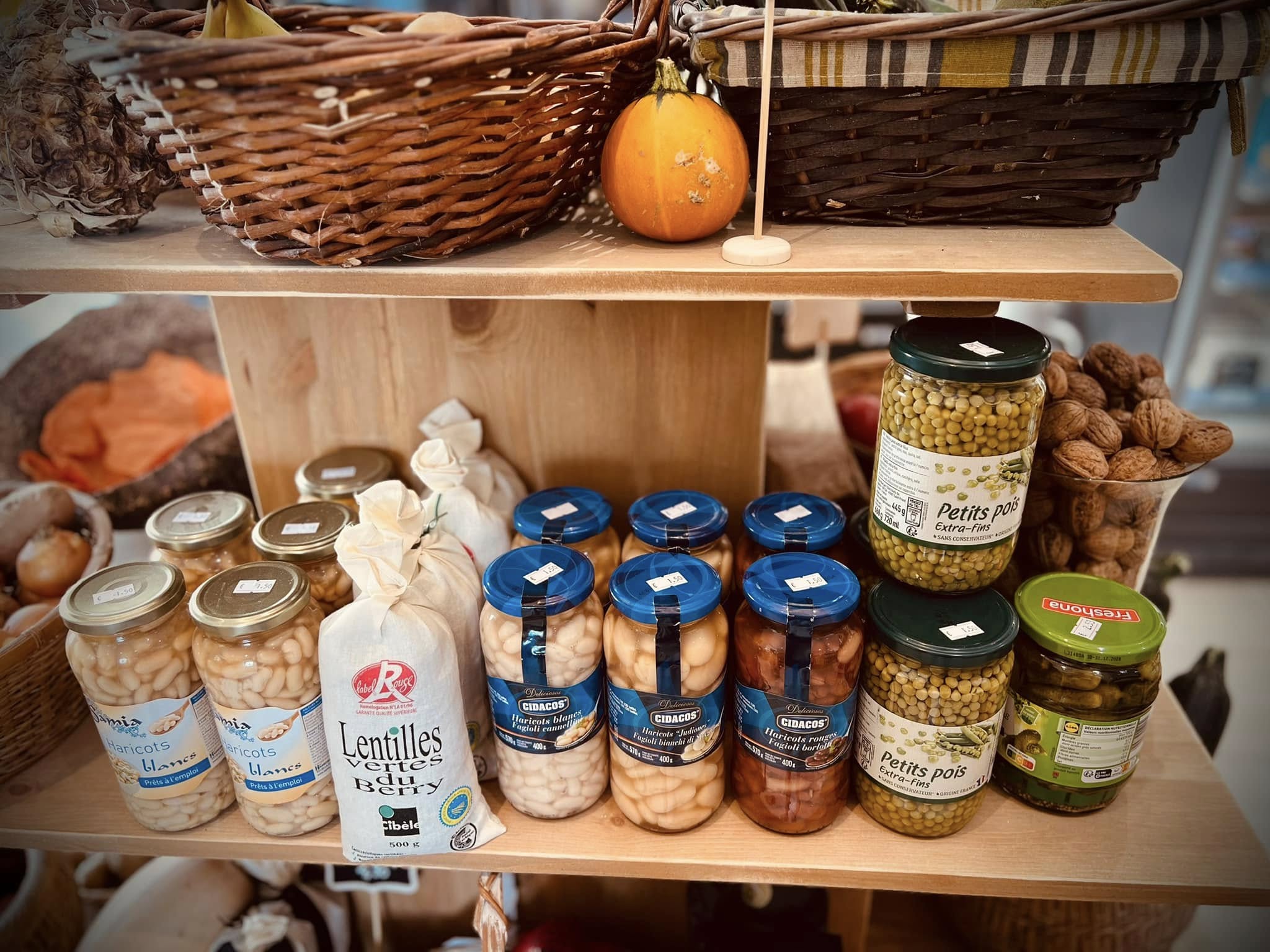 Étagères avec conserves : petits pois, haricots, lentilles en bocaux