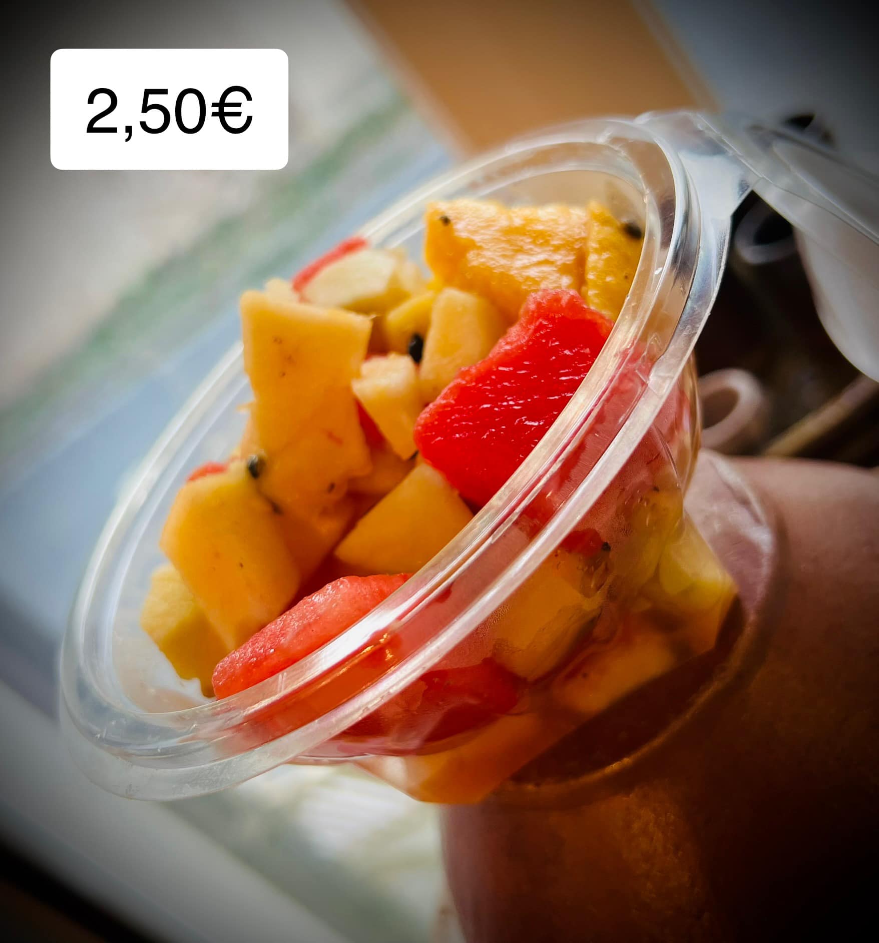 Barquette de salade de fruits frais : mangue, pastèque, melon