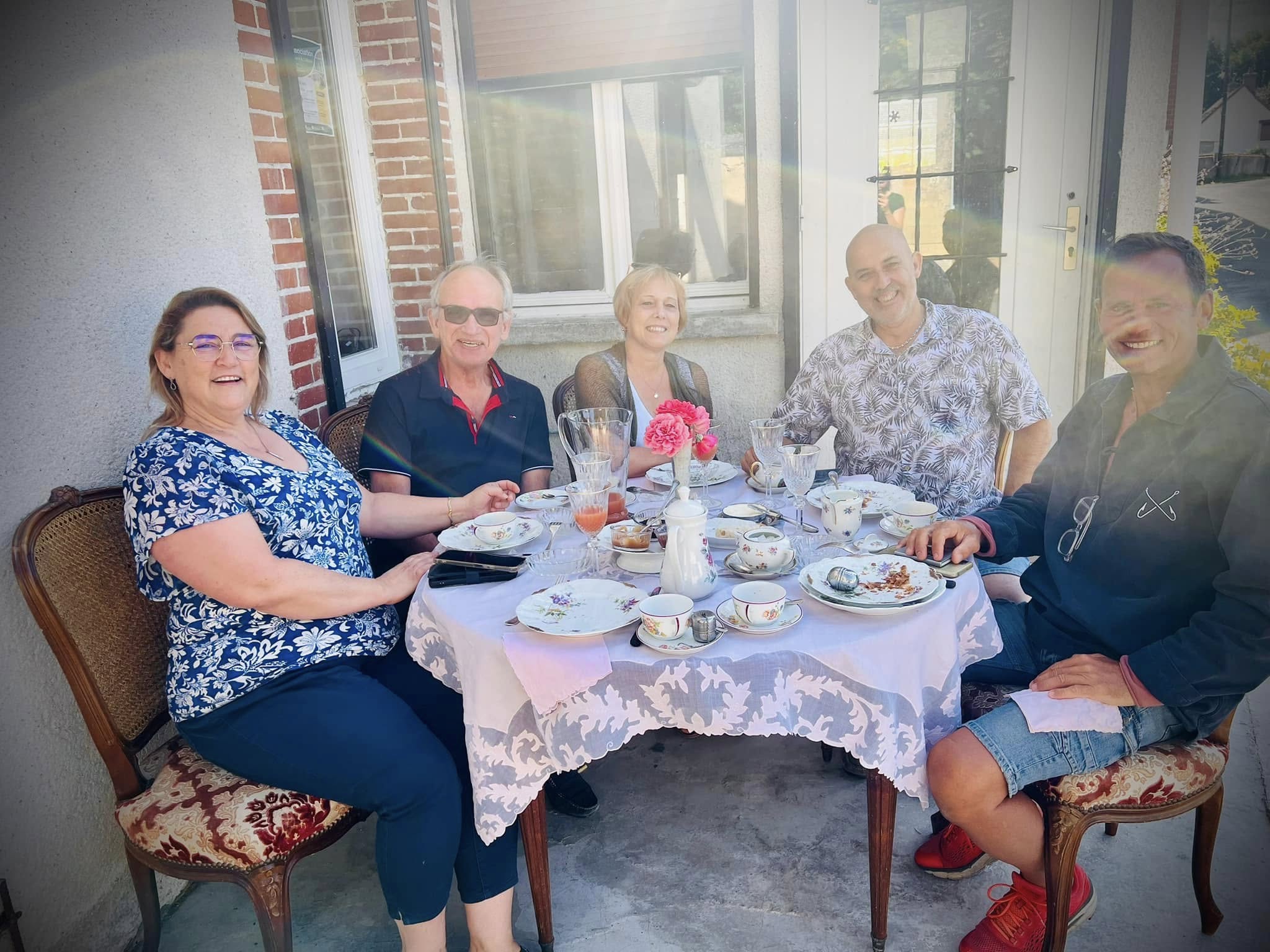 Groupe de clients attablés en terrasse pour un repas convivial