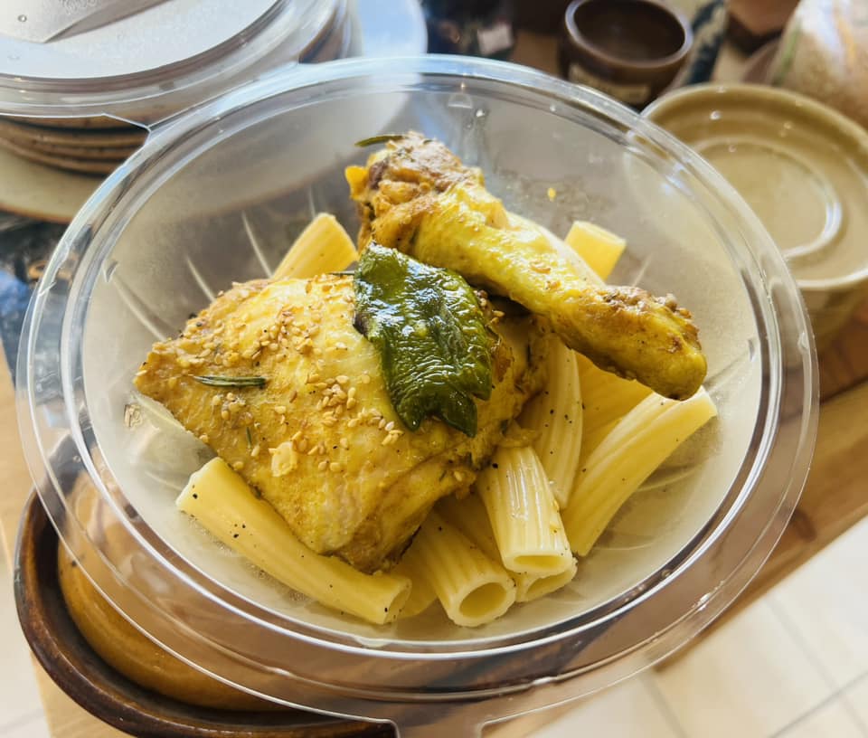 Barquette de poulet rôti avec rigatoni et feuilles de sauge
