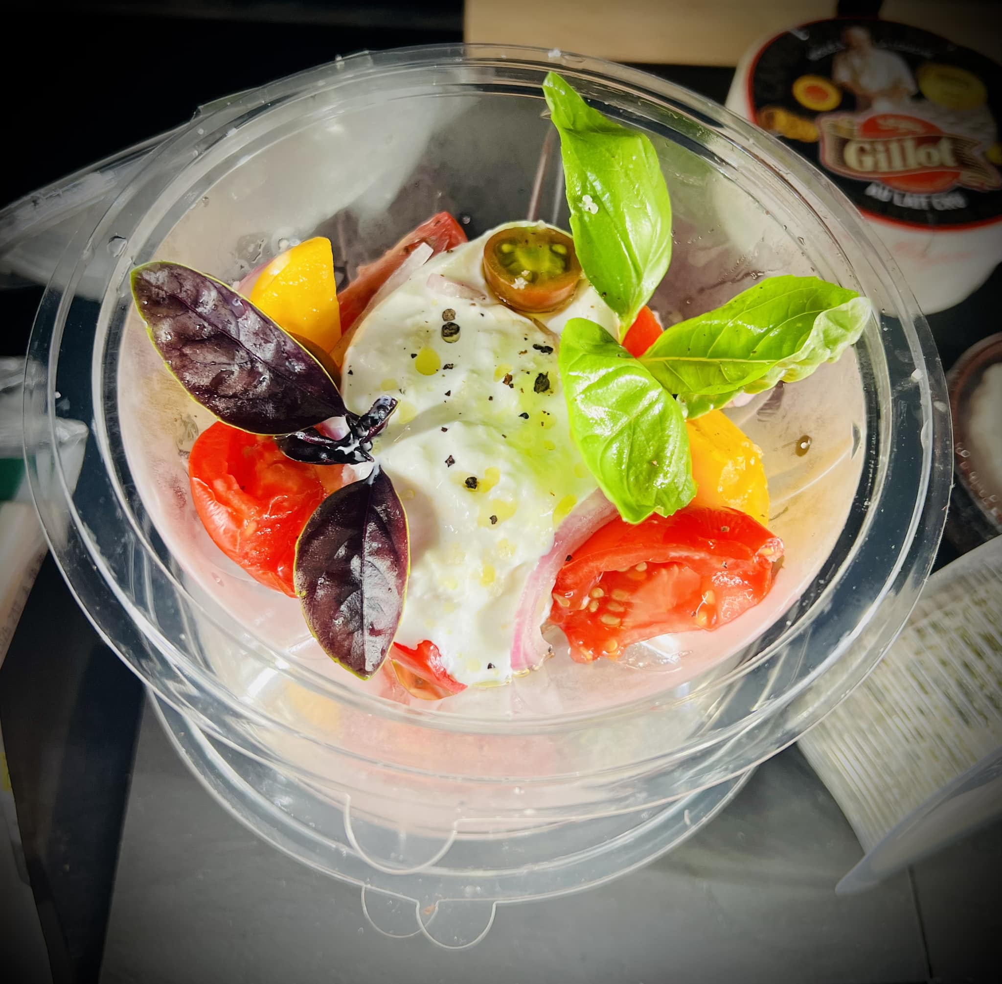 Barquette de salade tomates et mozzarella avec basilic