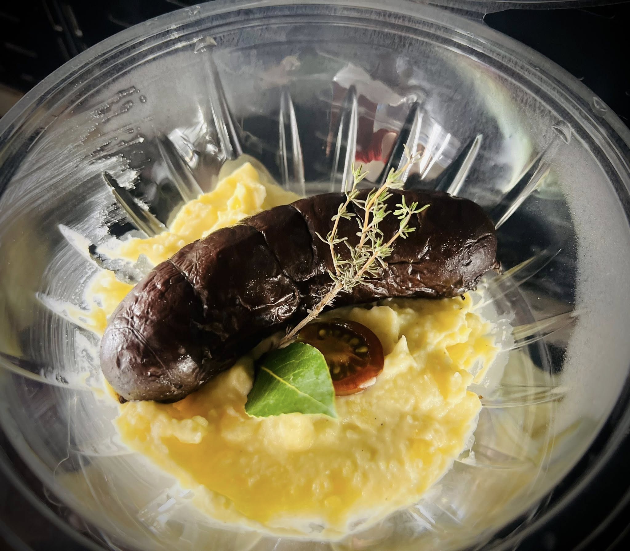 Barquette de boudin noir sur polenta crémeuse avec thym