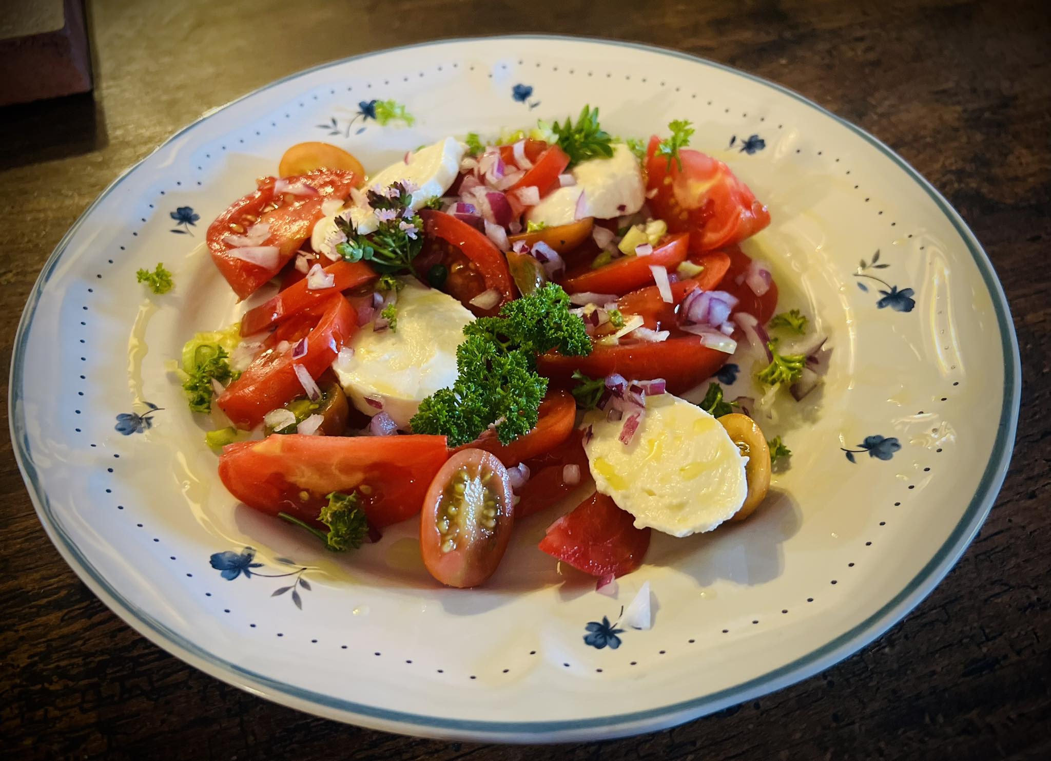 Grande assiette de salade tomates cerises et mozzarella fraîche