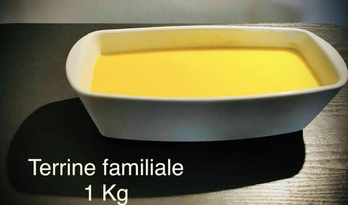 Terrine familiale de soupe crémeuse dans un plat blanc — 1 kg