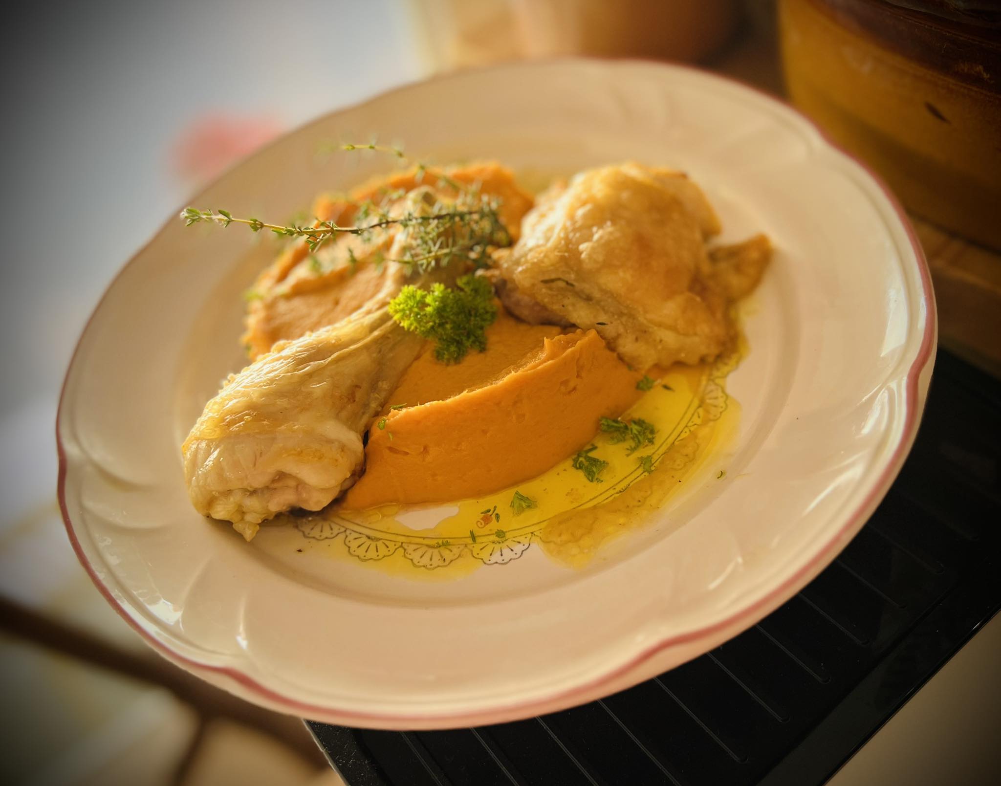Assiette de poulet rôti aux herbes sur lit de purée de courge butternut