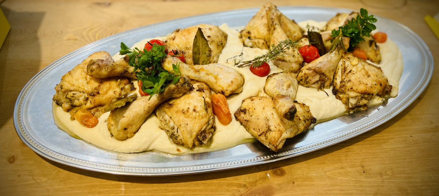 Plateau de poulet rôti entier aux herbes avec légumes d'accompagnement