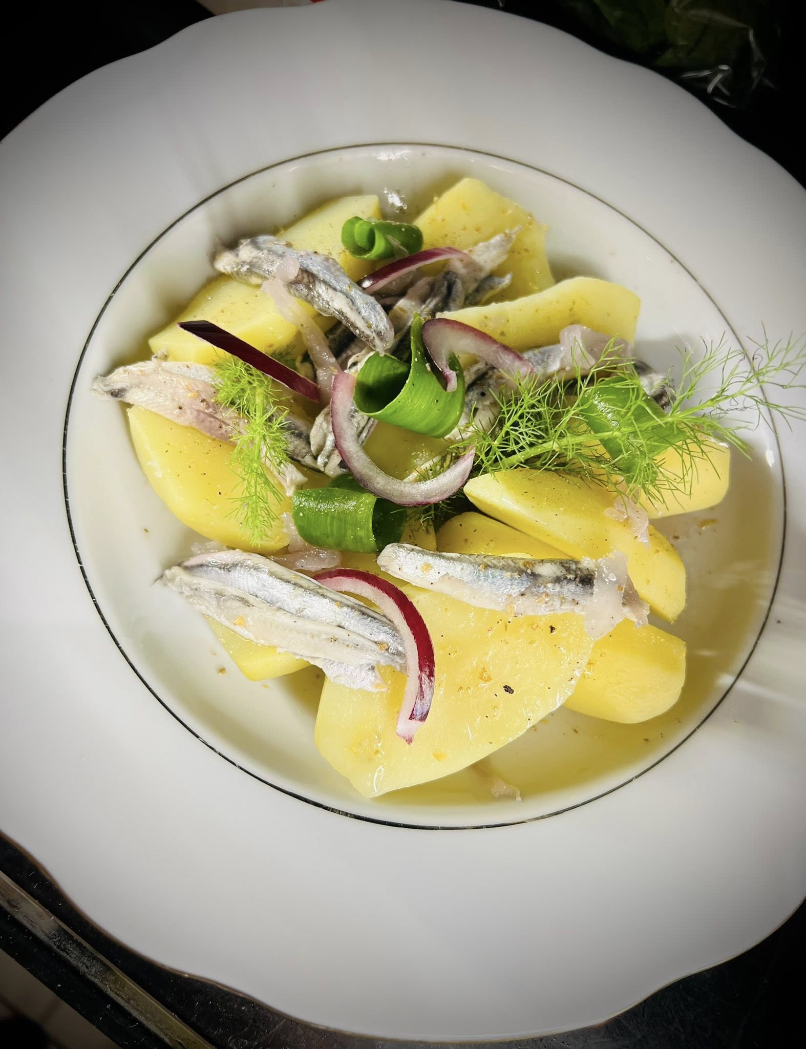 Pommes de terre tièdes avec sardines marinées, oignons rouges et fenouil frais
