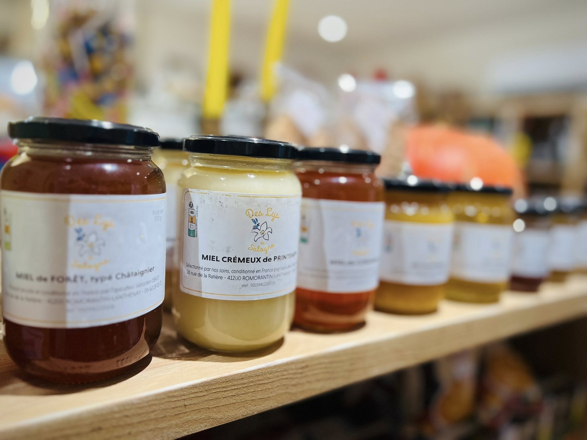 Pots de miel artisanal en rayon