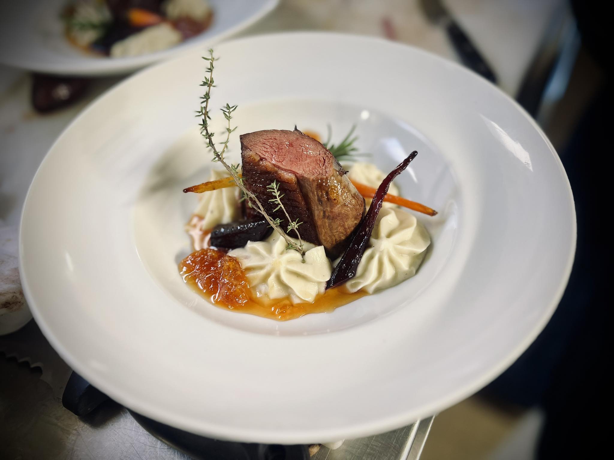 Assiette gastronomique soigneusement dressée