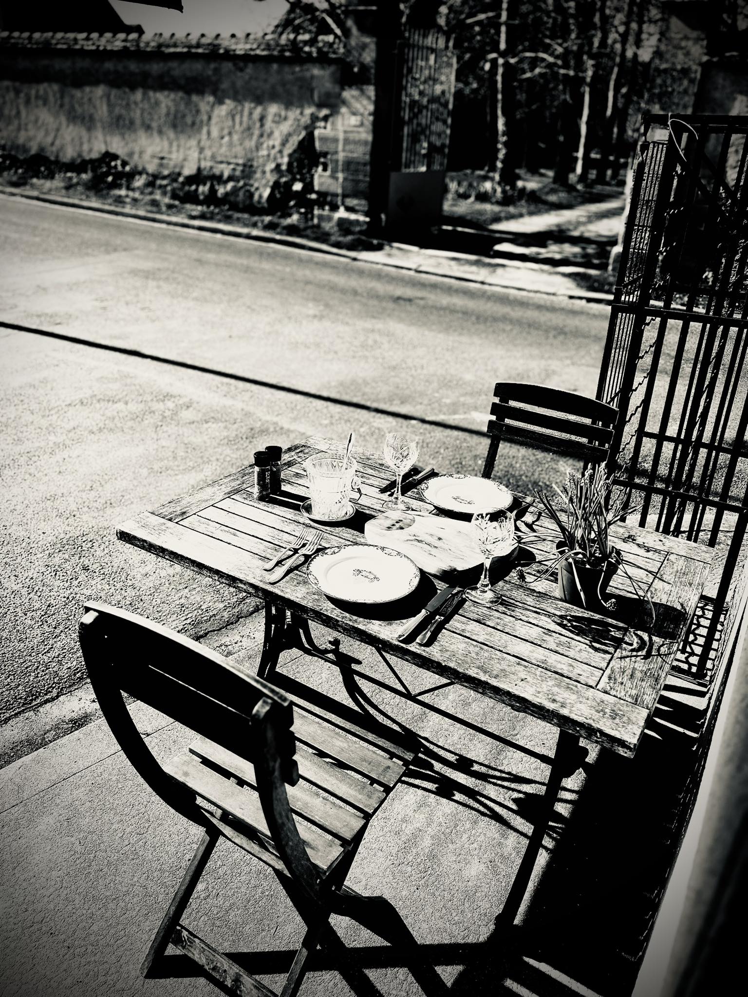 Table dressée en terrasse en noir et blanc — couverts et verres élégants