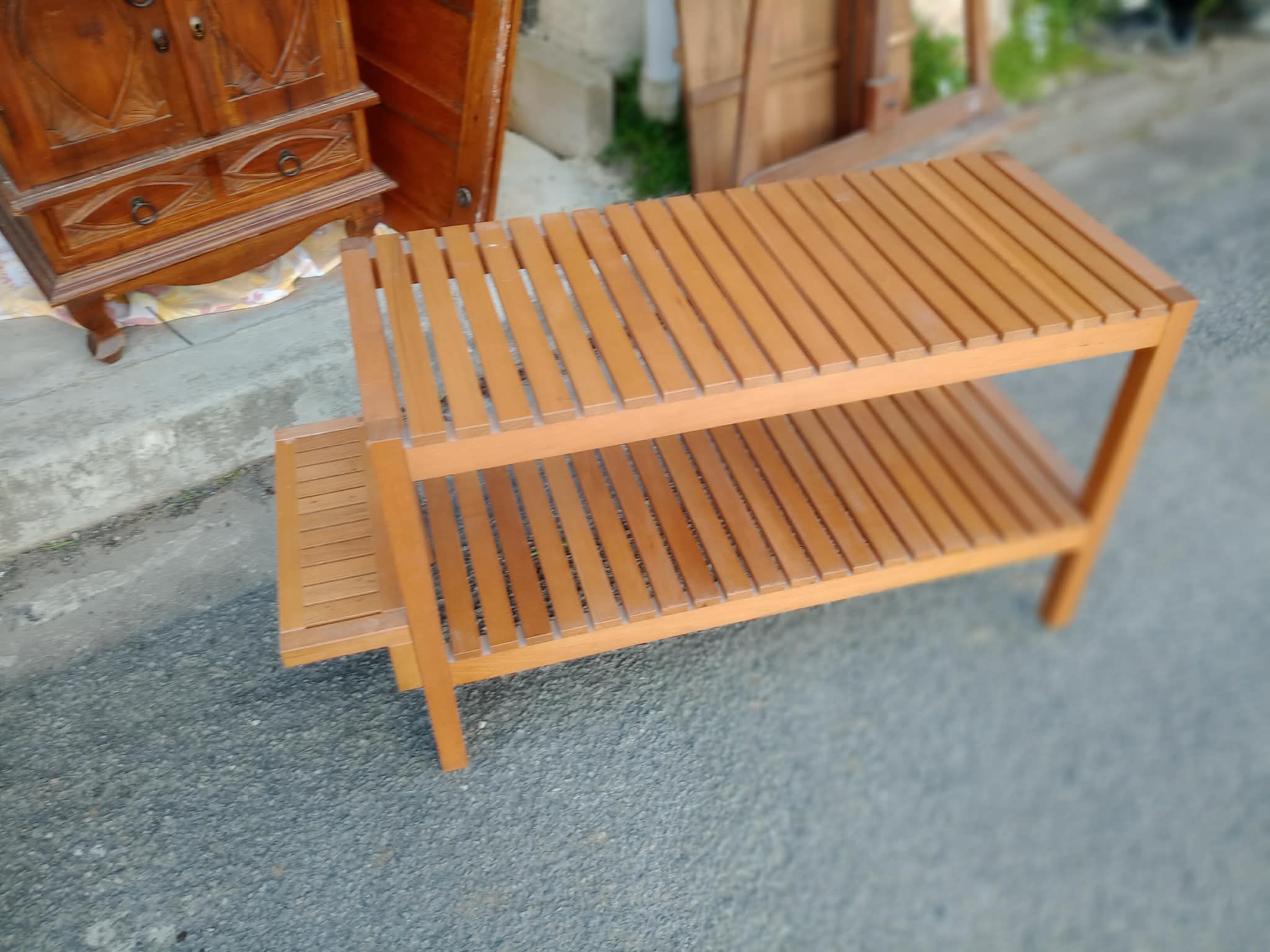 Étagère à chaussures en bois clair deux niveaux — rangement pratique