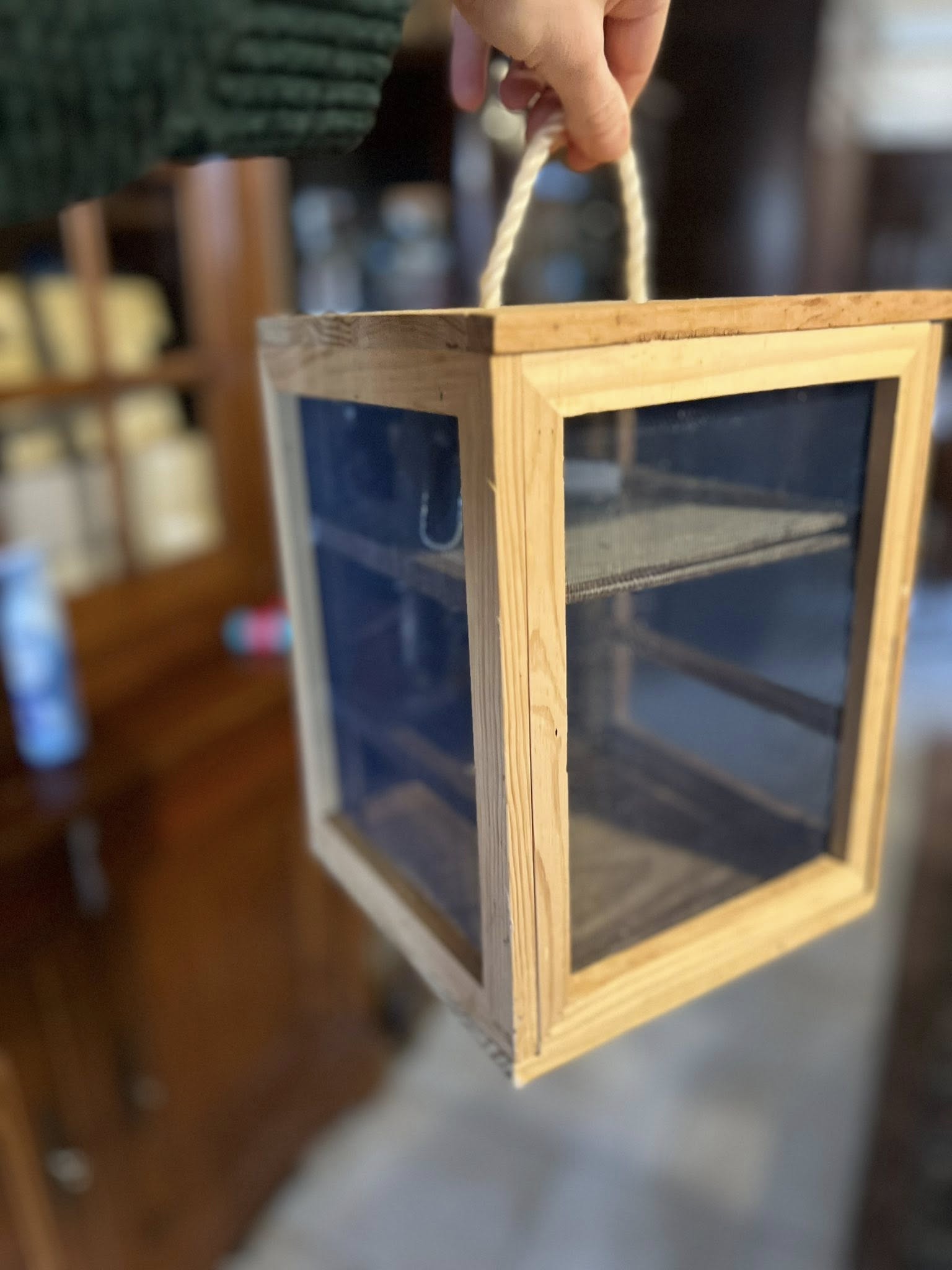 Lanterne en bois et verre teinté bleu avec corde naturelle — déco brocante