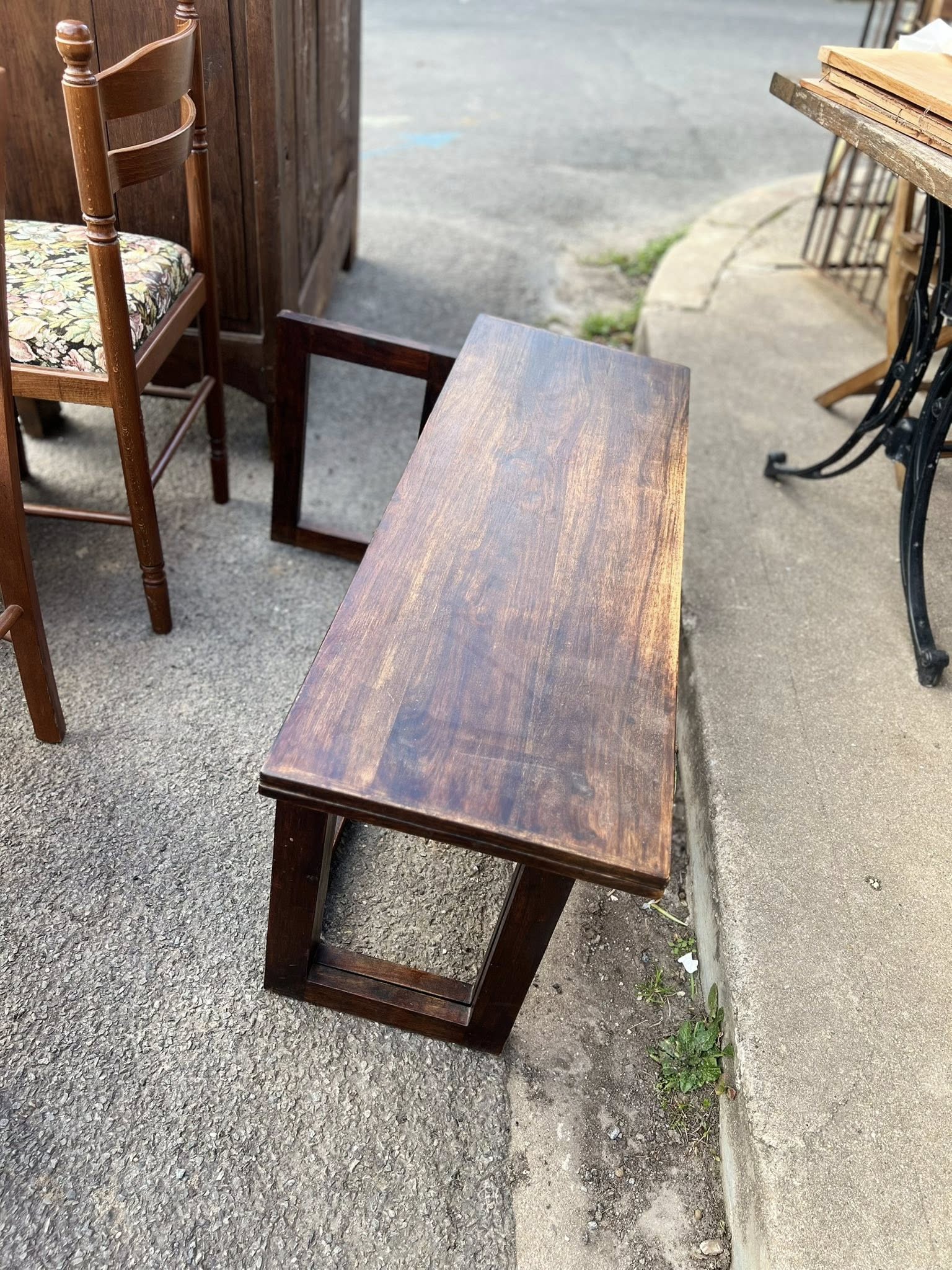 Banc en bois massif vintage — patine naturelle, pieds carrés
