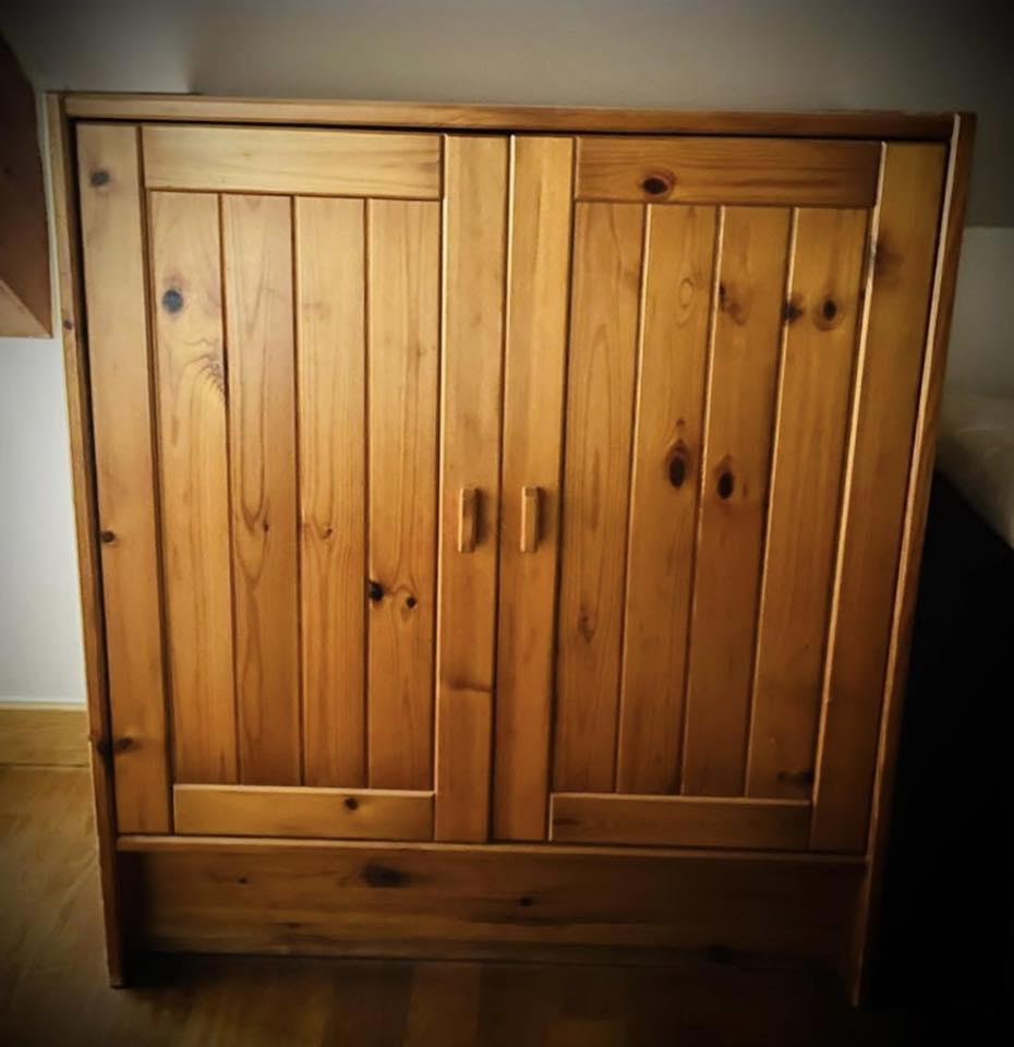 Armoire en pin massif deux portes avec poignées en bois