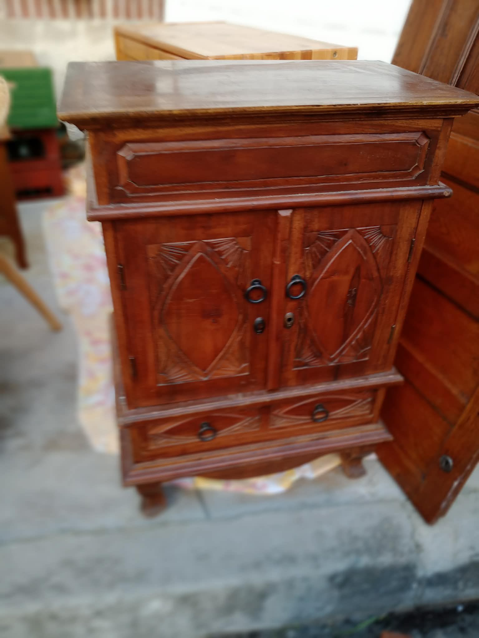 Table de nuit ancienne en noyer sculpté avec tiroir et portes ouvragées