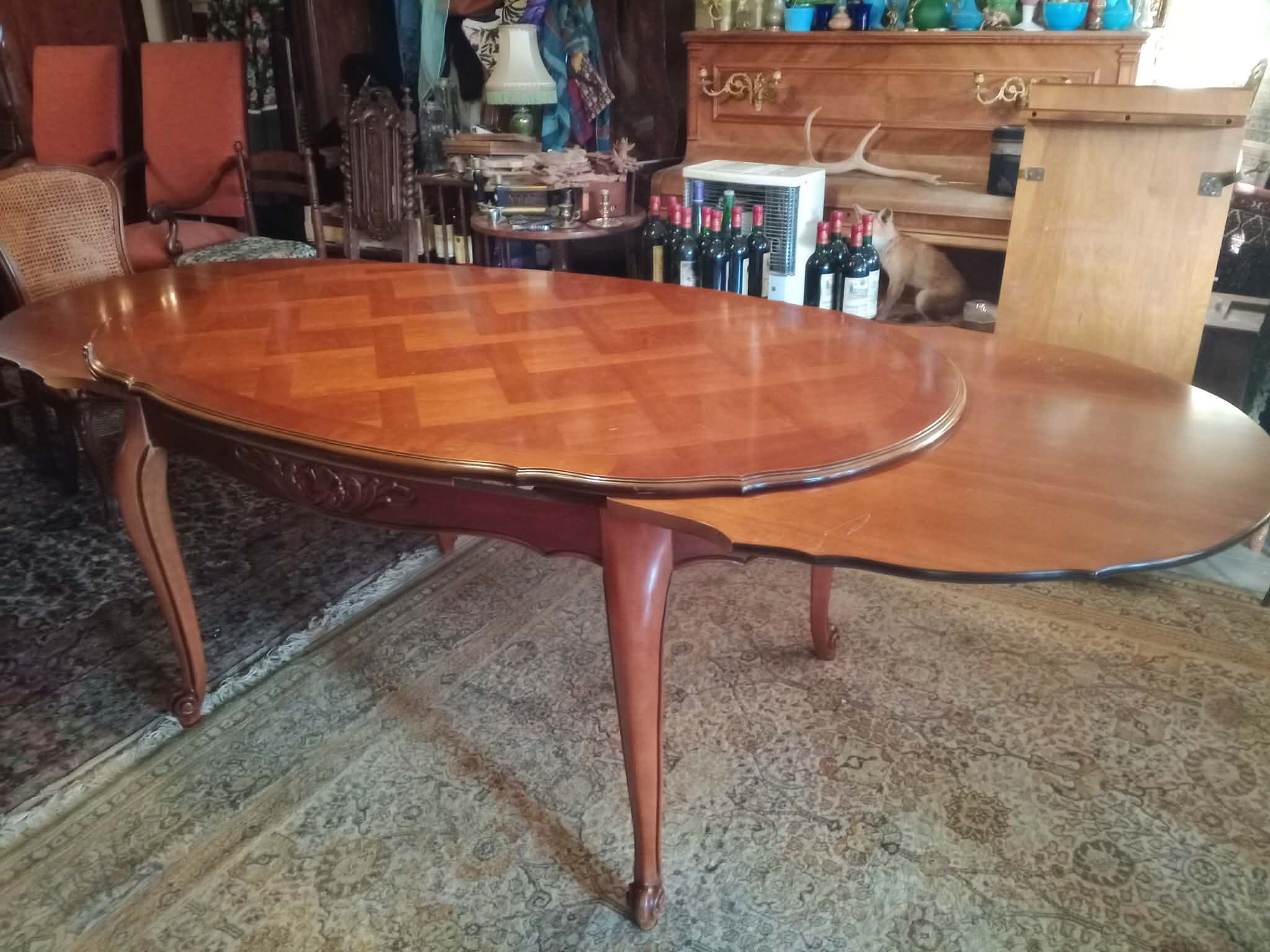 Grande table ovale marquetée Louis XV avec rallonges et pieds galbés