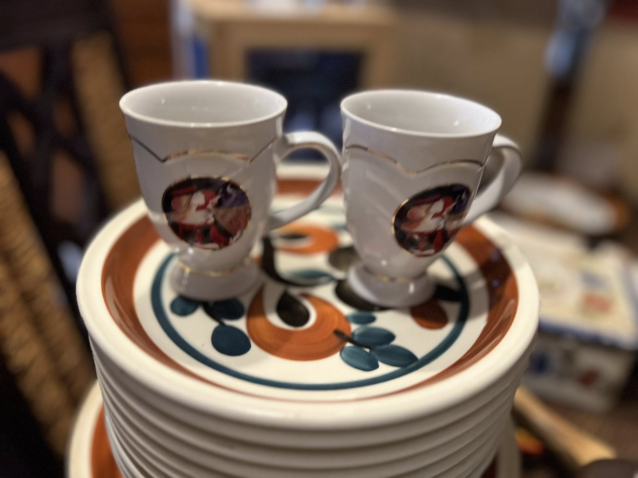 Service de tasses et assiettes vintage colorées à motifs — vaisselle ancienne