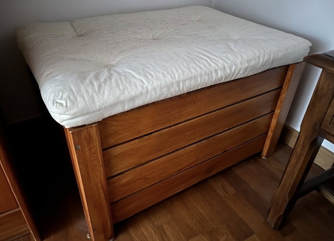 Banc coffre en bois massif avec matelas capitonné blanc