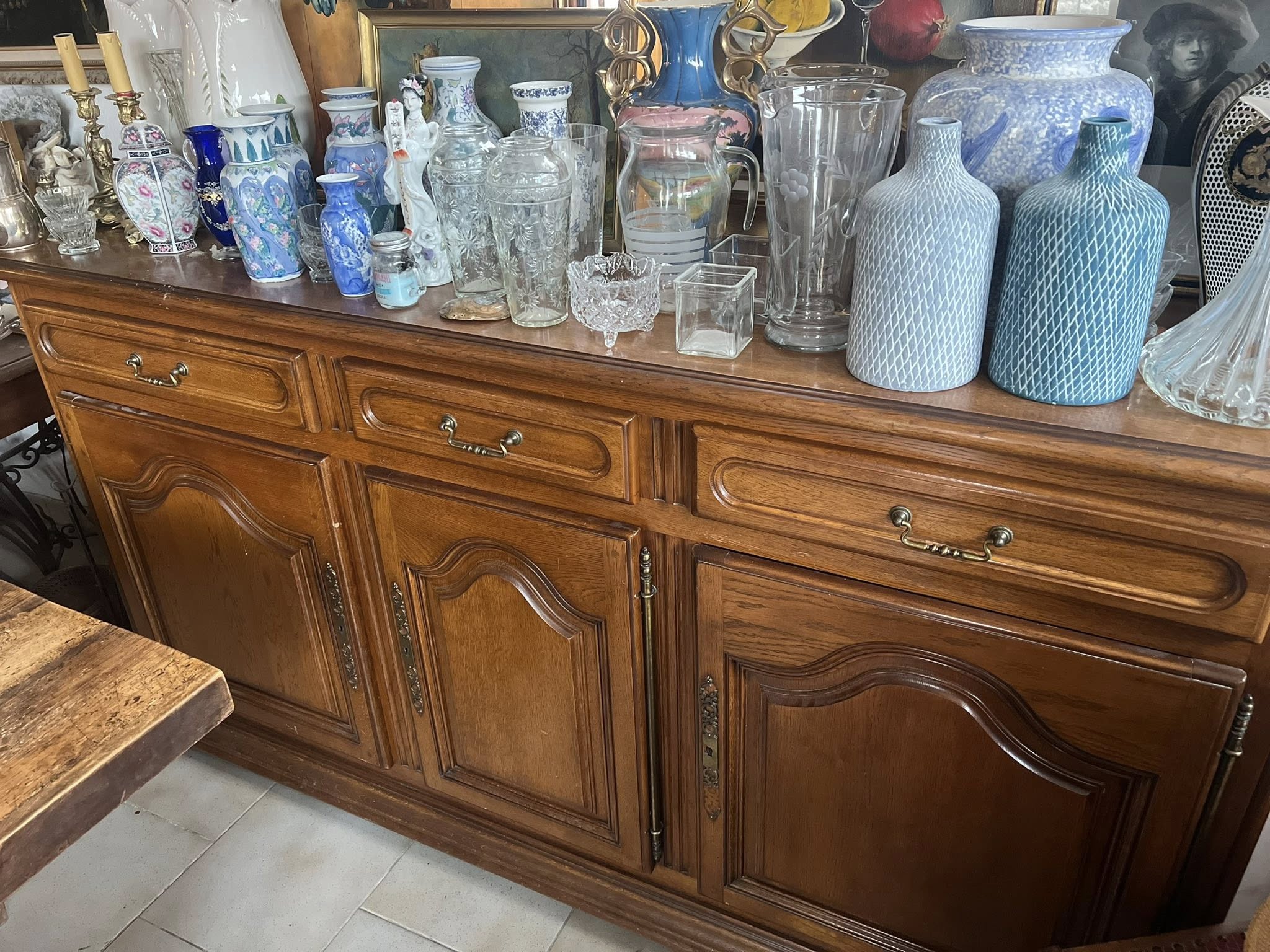 Grand buffet en chêne trois portes avec vaisselle chinoise bleue et vases en cristal