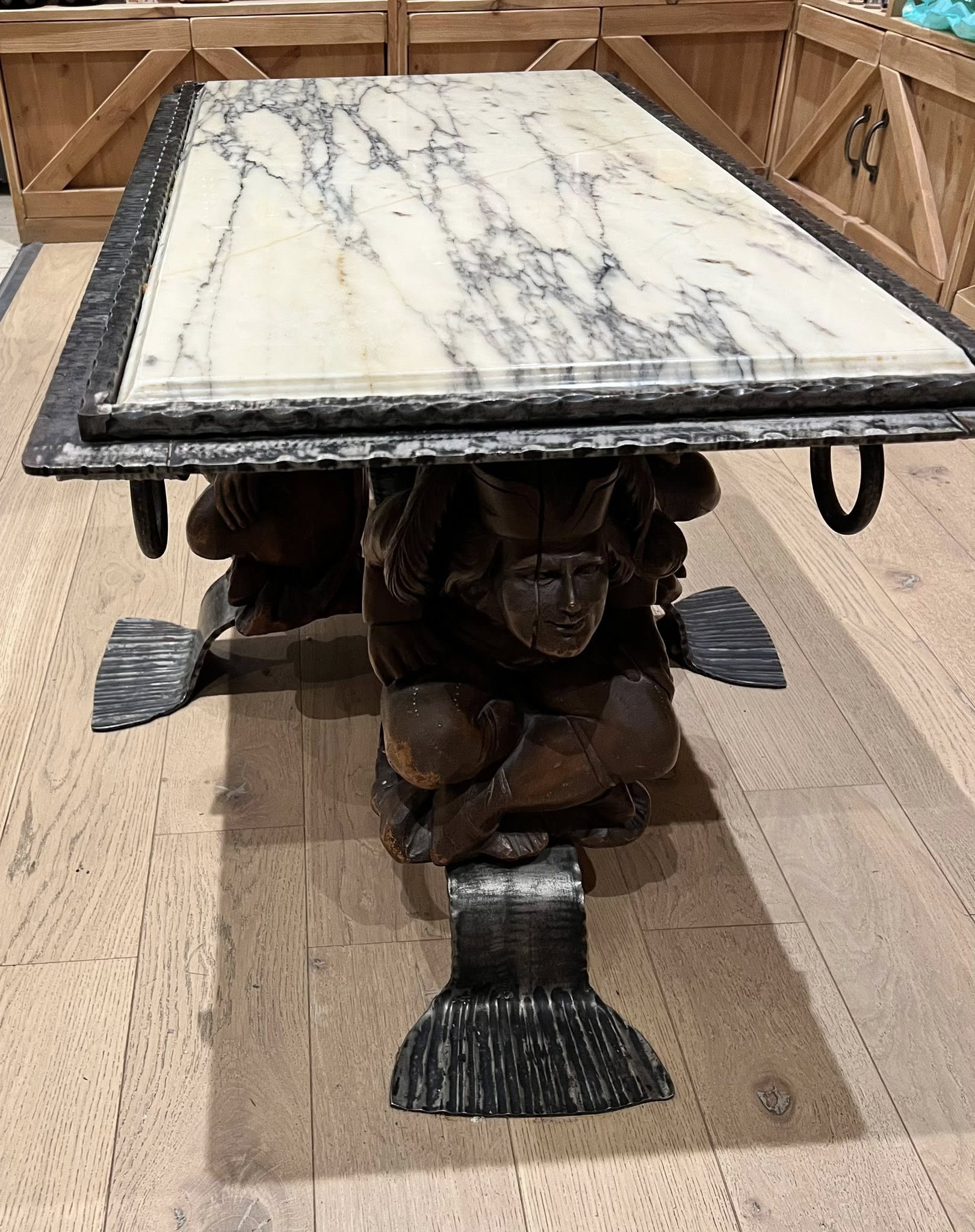 Table sculpturale exceptionnelle — plateau en marbre blanc veiné, pieds en bronze