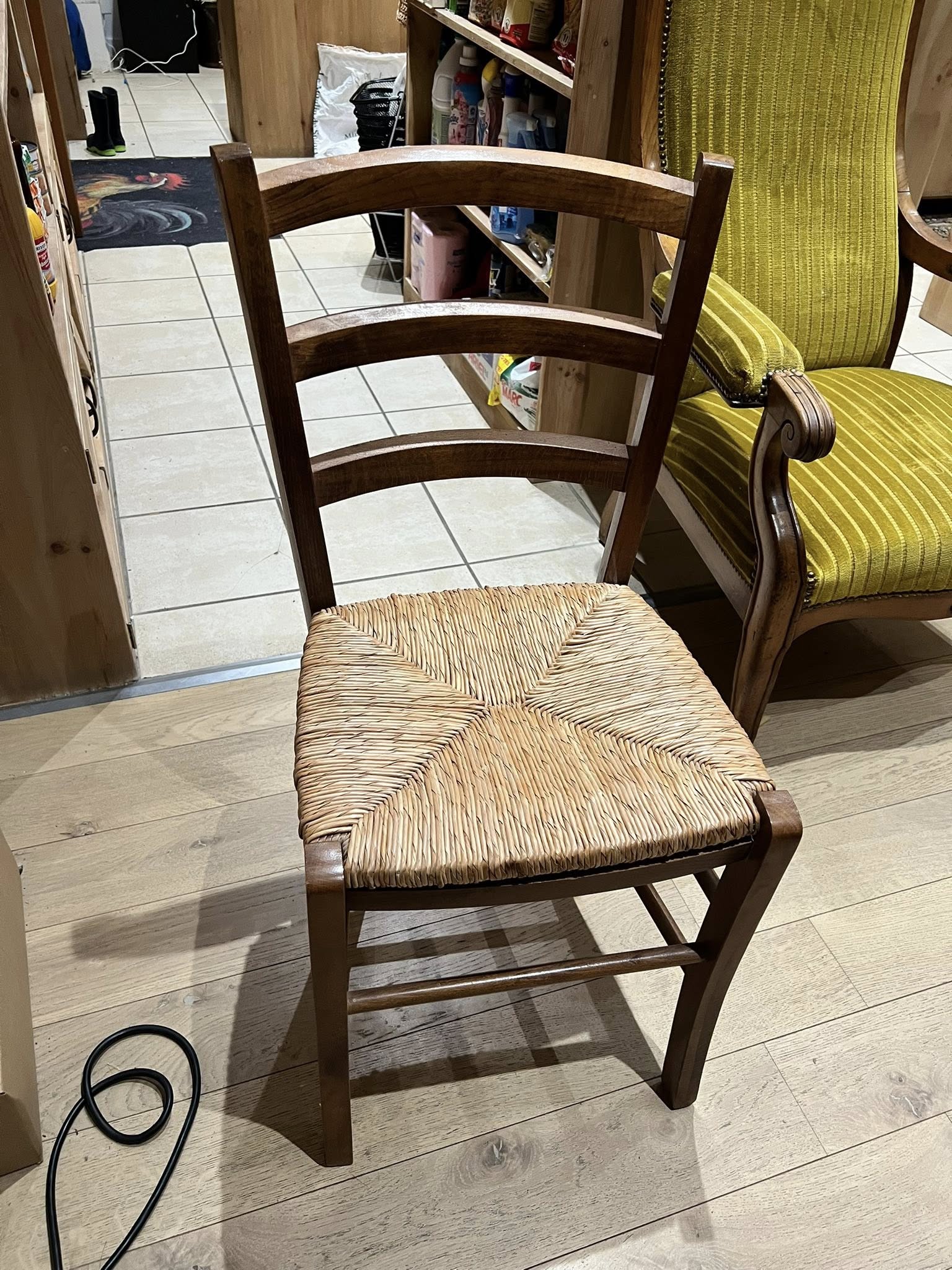 Chaise paillée ancienne en bois — style campagnard