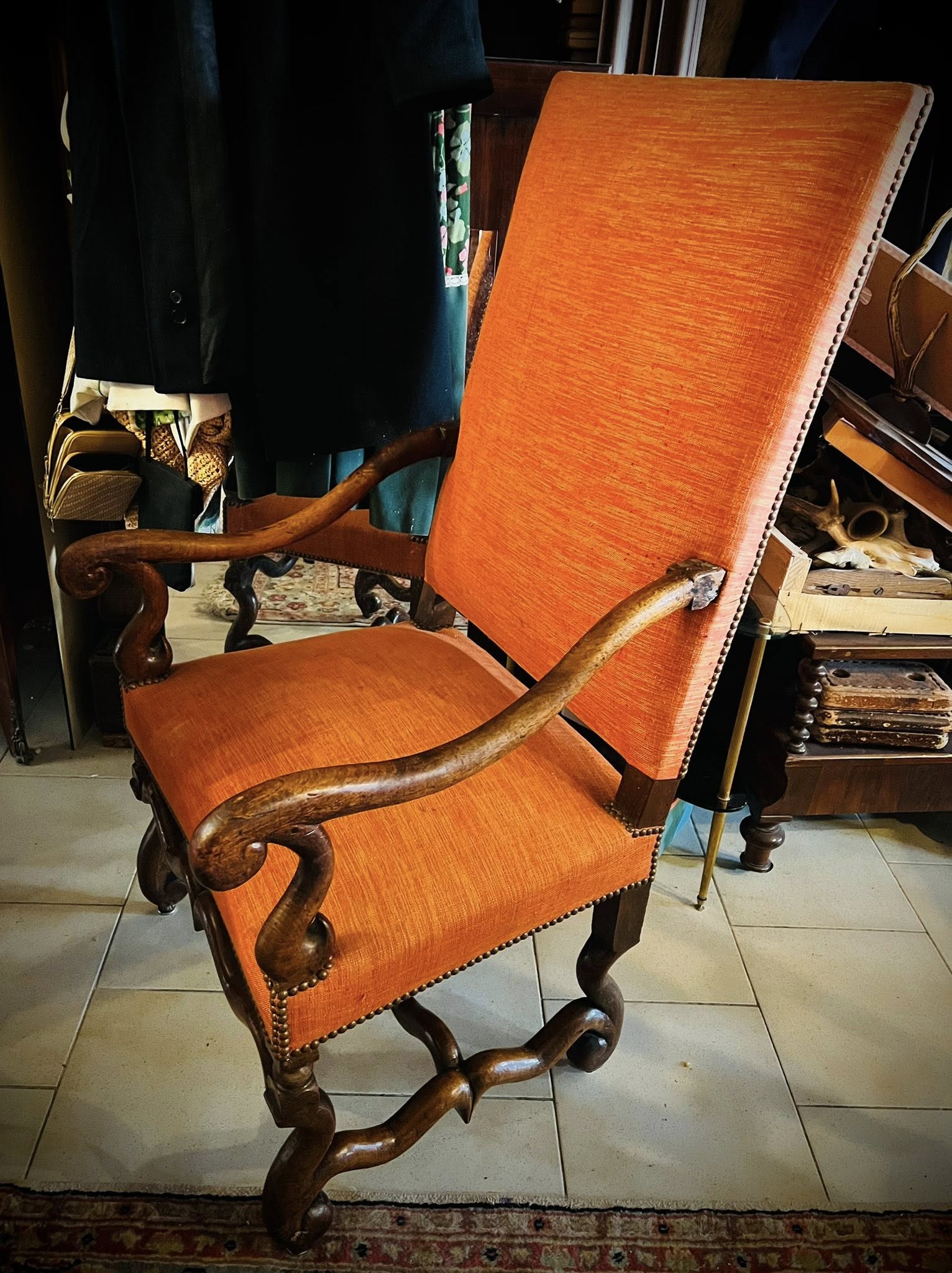 Fauteuil Louis XIII en tissu orange avec pieds torsadés et têtes sculptées